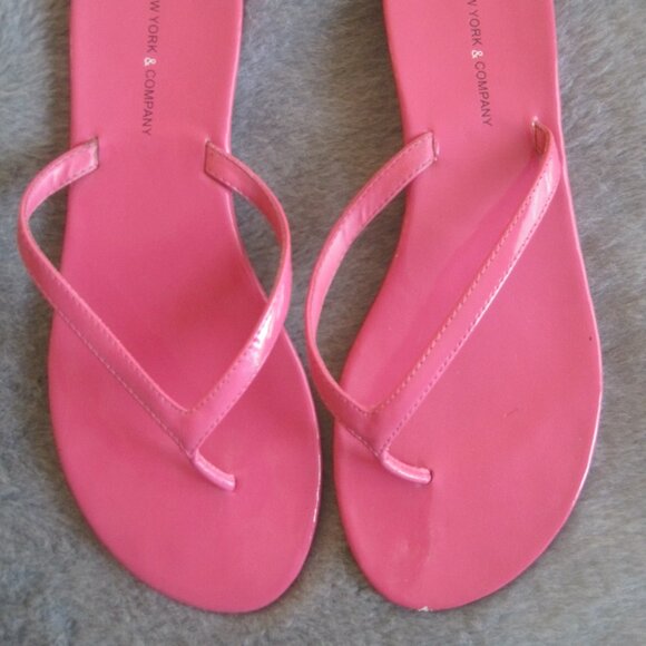 NEW YORK AND COMPANY BARBIE PINK FAUX PATENT LEATHER FLIP FLOPS SANDALS 9 $25.00 - Picture 1 of 6